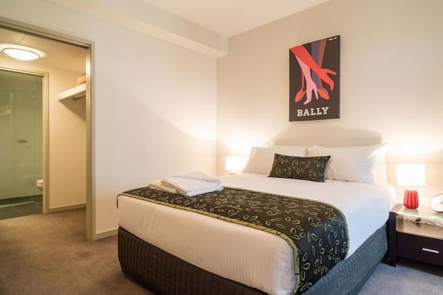 Deluxe Three Bedroom Two Bathroom Apartment with Marina Views