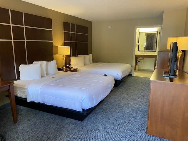 Premier Room, 2 Queen Beds, Non Smoking, Mountain View