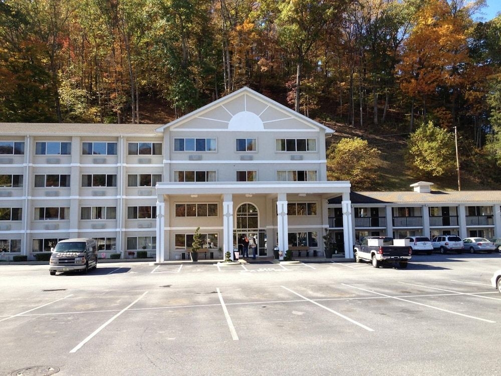 Cherokee Grand Hotel0