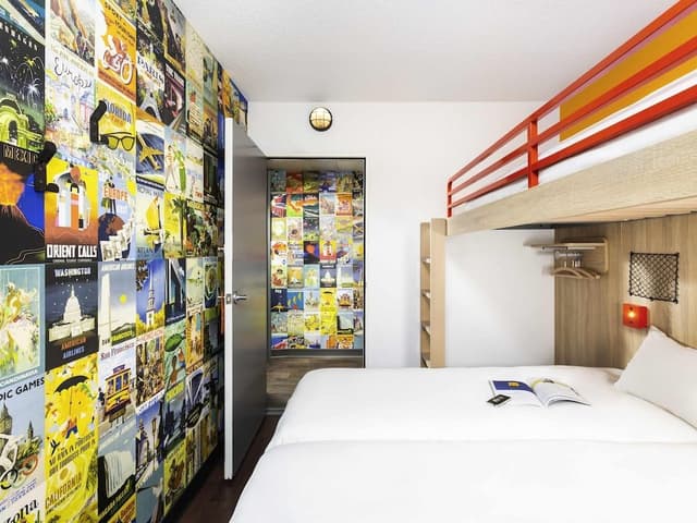 Room, Multiple Beds (Break)