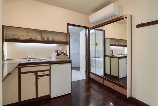 Pacific King Suite
