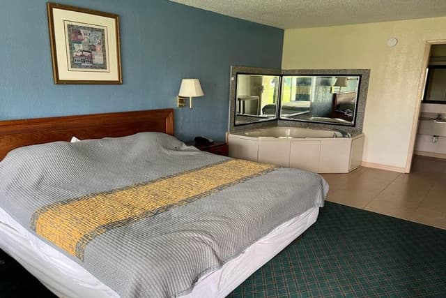Room, 1 King Bed, Smoking, Jetted Tub