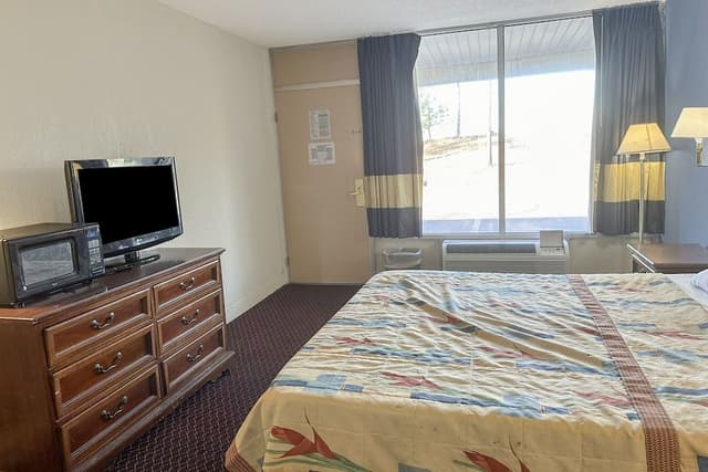 Room, 1 King Bed, Non Smoking, Kitchenette