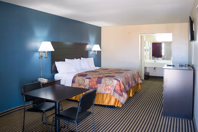 Single Room, 1 King Bed, Smoking