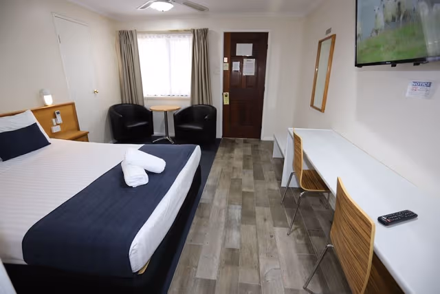 Deluxe Queen Room (NOT PET FRIENDLY)