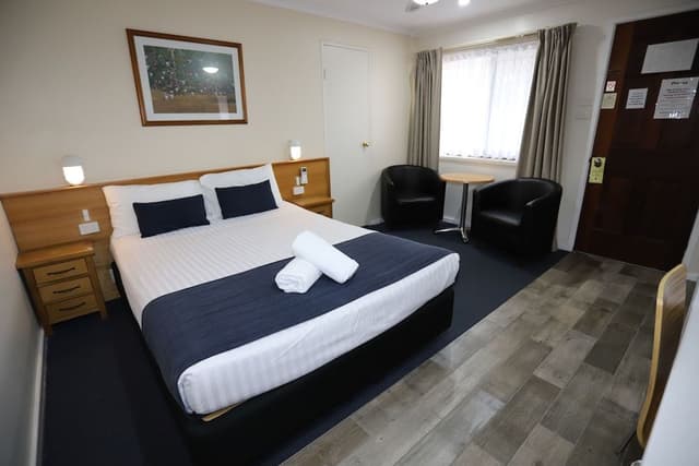 Deluxe Queen Room (NOT PET FRIENDLY)