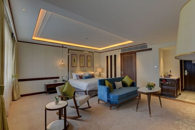Junior Suite, 1 King Bed, Pool View