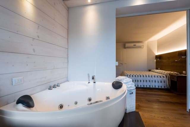 Superior Suite, Jetted Tub