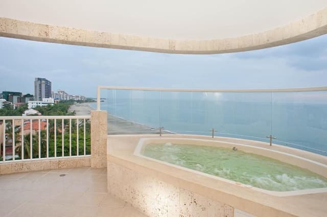 Deluxe Suite with Sea View and Outdoors Jacuzzi