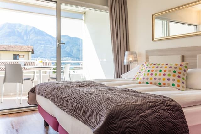 Family Room, 2 Queen Beds, Non Smoking, Partial Lake View