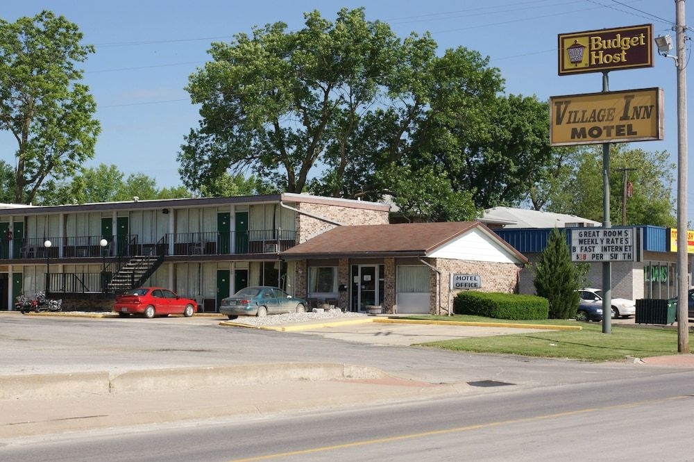 Budget Host Village Inn2