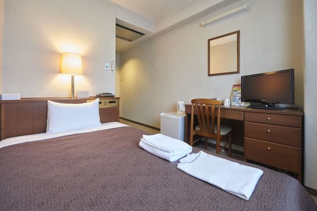 Semi-double Room, Smoking