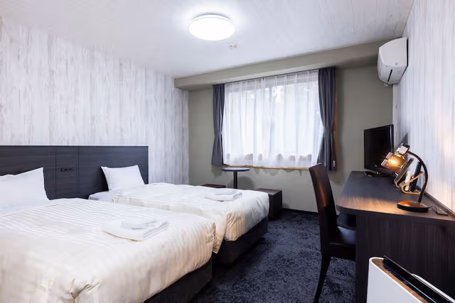 Twin Room, Smoking