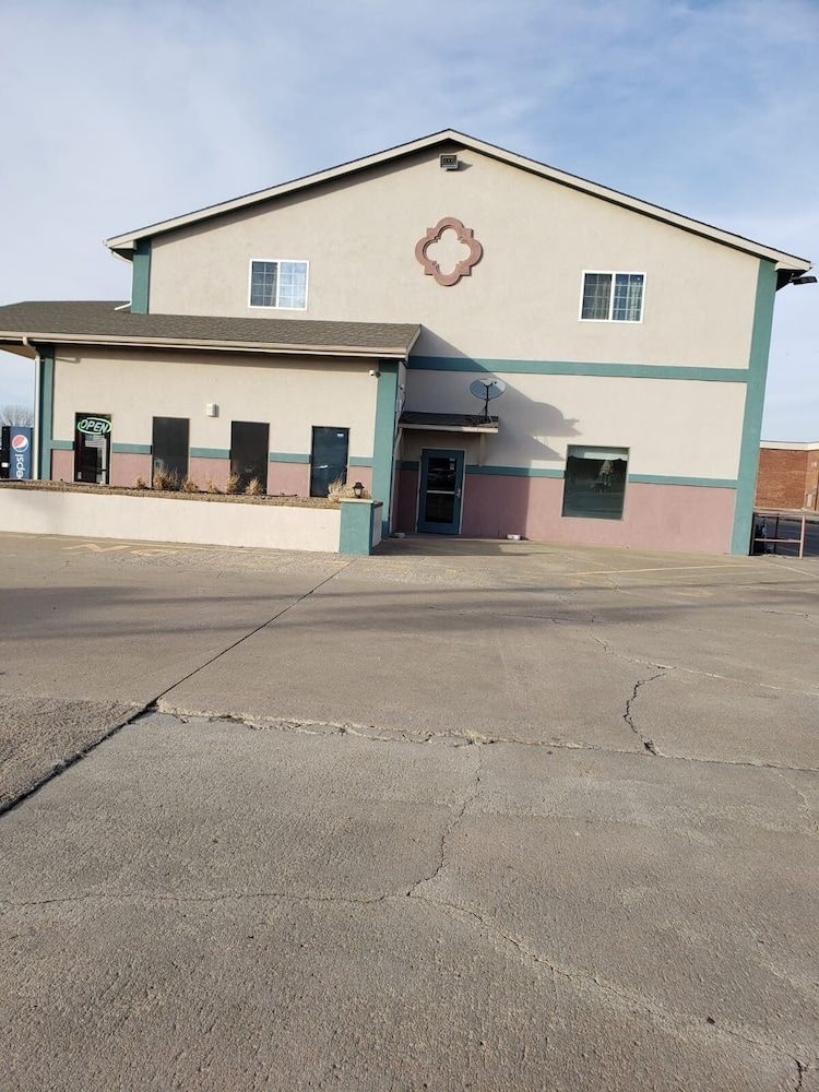 Value Inn & Suites Salina0