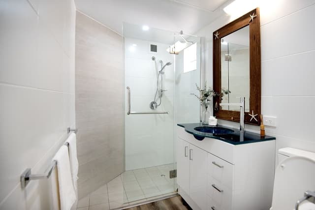 One-Bedroom King Apartment - Pool/Garden View
