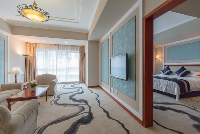 Senior, Suite, 1 King, City view