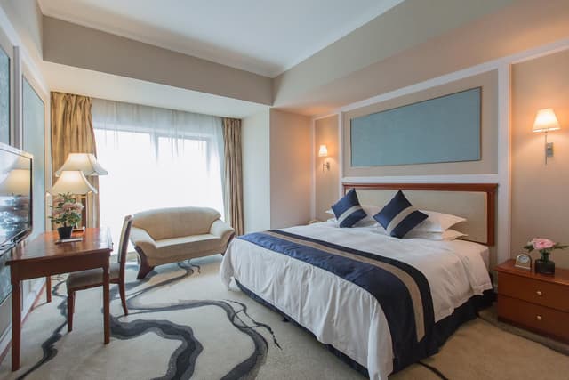 Senior, Suite, 1 King, City view