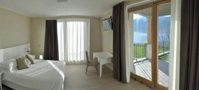 Standard Double or Twin Room, Partial Lake View (Laterale)