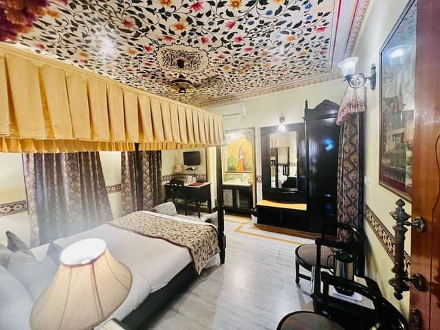 Royal Deluxe (Train/Bus Station Pick-up on Arrival)