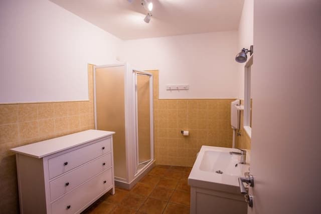 Basic Twin Room, Shared Bathroom