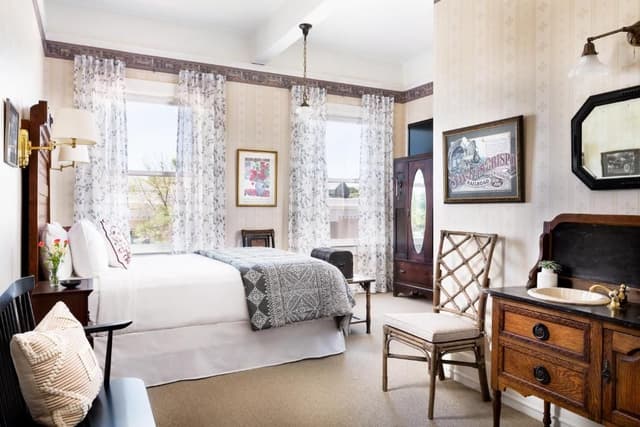 Standard Queen Room