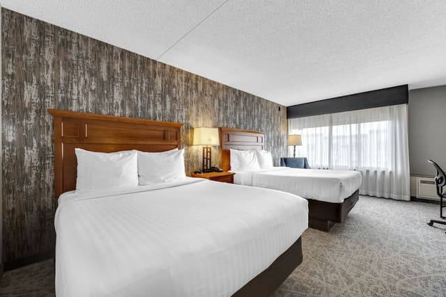 Room, 2 Queen Beds, Mountain View (No Pets)