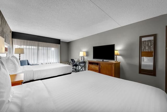 Room, 2 Queen Beds, Mountain View (No Pets)