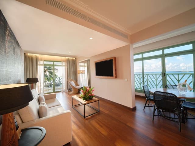 1 KING BED OCEAN VIEW SUITE