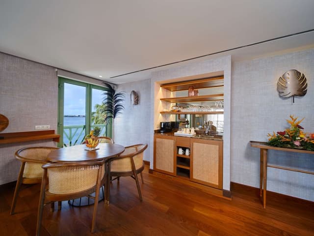 1 KING BED ROYAL OCEAN VIEW SUITE HINA