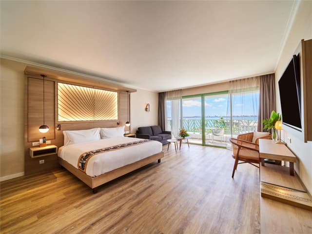 1 KING BED PREMIER OCEAN VIEW