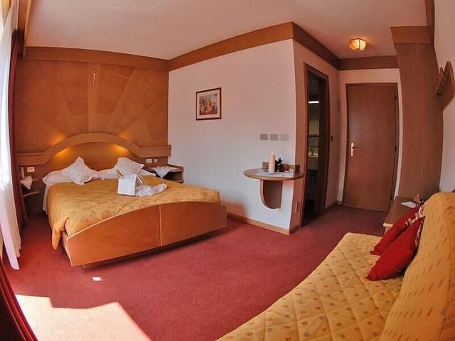 Family Room (2 Adults + 2 Children)