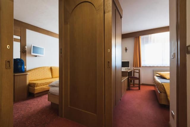 Family Room (2 Adults + 2 Children)