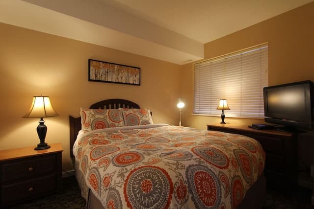Suite, 1 Bedroom (+ Den)