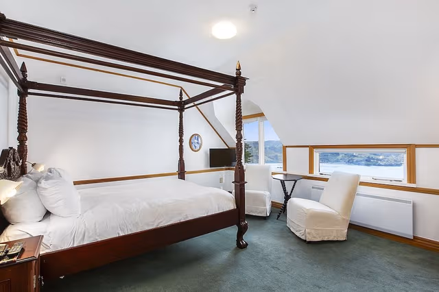 Lodge Queen Room (includes Entry to Castle & Gardens)