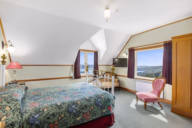 Lodge Queen Room (includes Entry to Castle & Gardens)