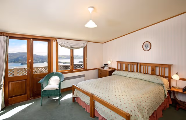 Lodge Queen Room (includes Entry to Castle & Gardens)