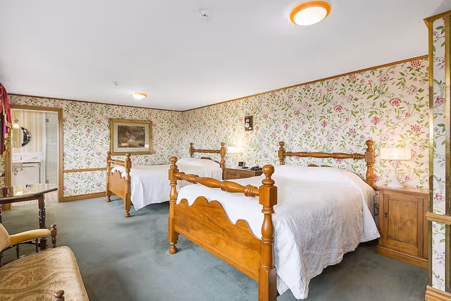 Large Lodge Queen Room (includes Entry to Castle & Gardens)