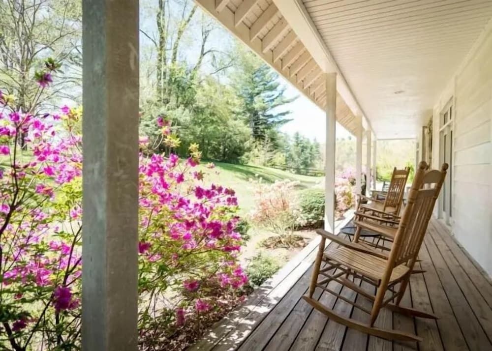 Highland Lake Inn & Resort - Flat Rock2