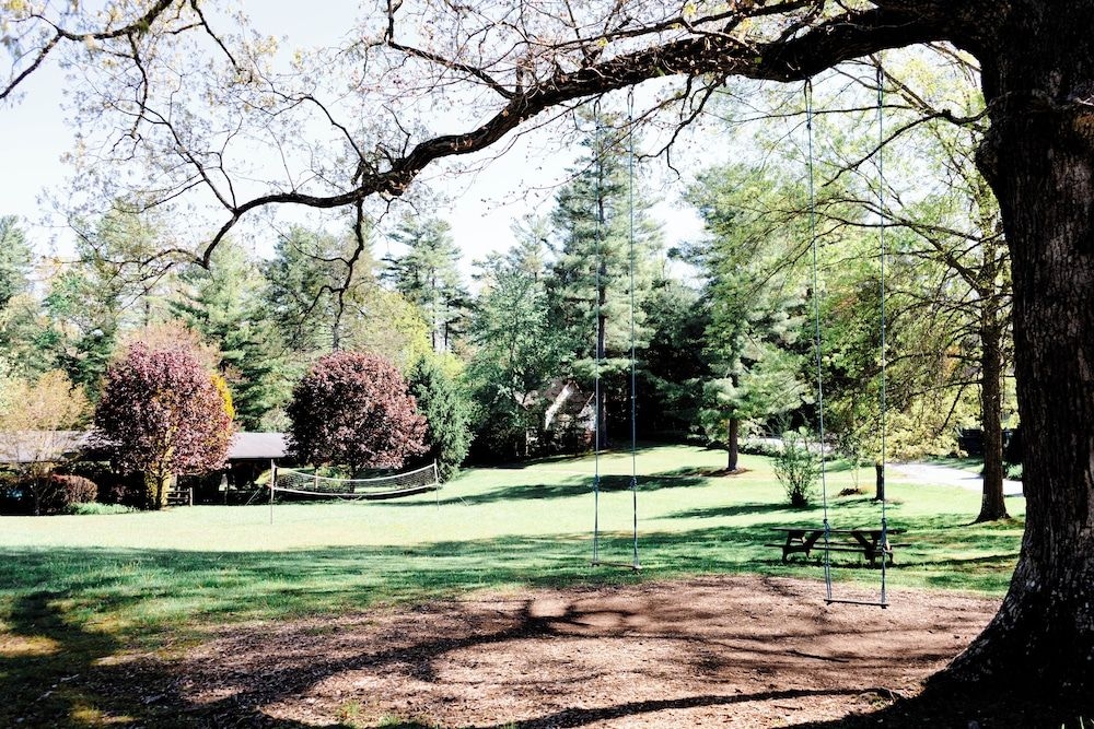 Highland Lake Inn & Resort - Flat Rock1