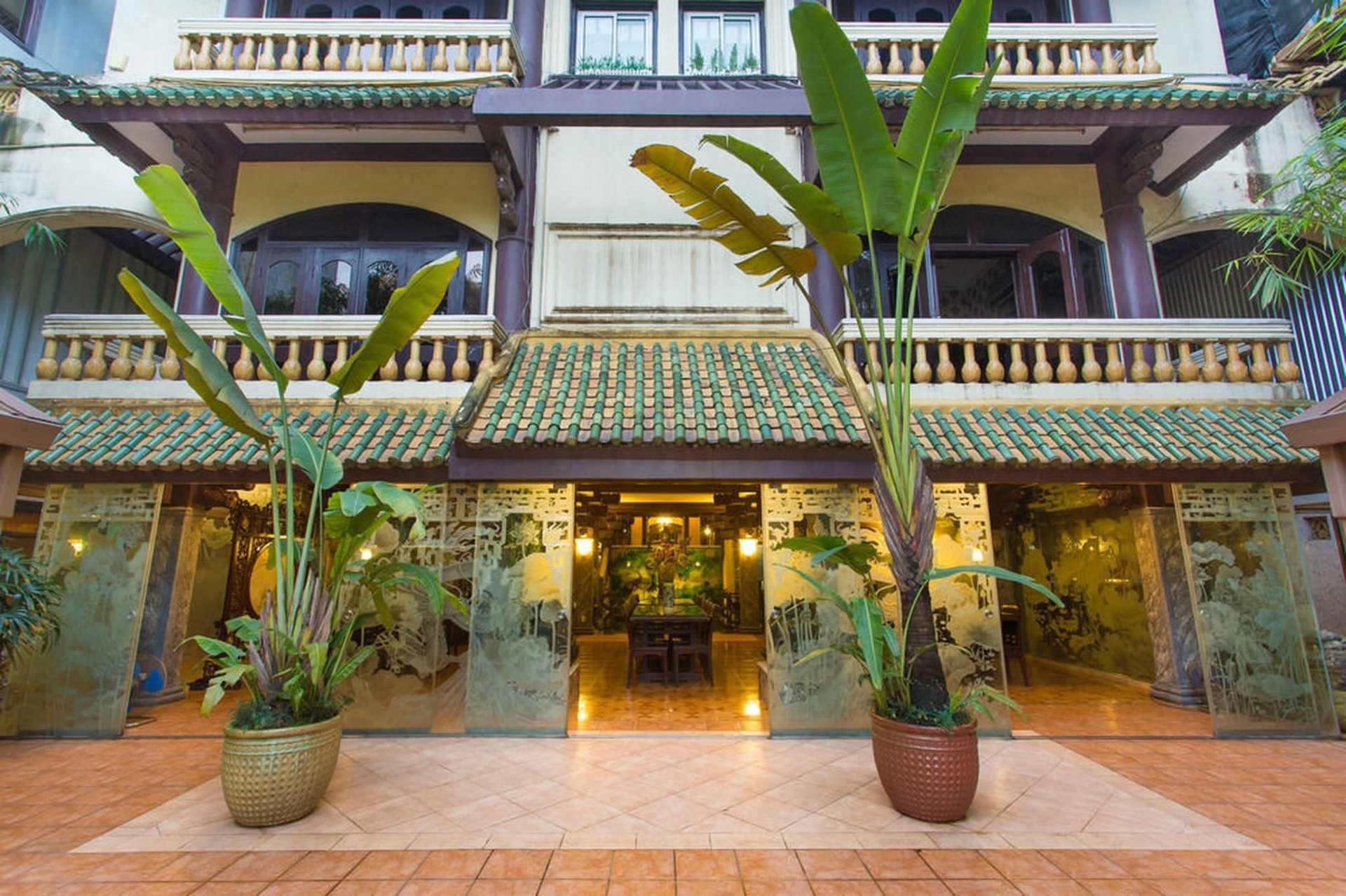 ดรากอน โฮเทล (Dragon Hotel)0