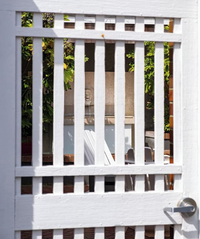 The Courtyard - Haystack King (Pet and child friendly)