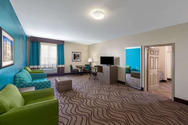 Suite, 1 Queen Bed, Accessible, Non Smoking (Mobility/Hearing Impaired Accessible)