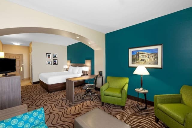 Suite, 1 Queen Bed, Accessible, Non Smoking (Mobility/Hearing Impaired Accessible)