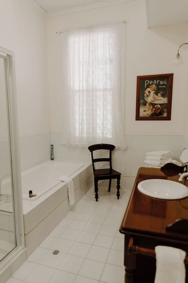 The Victorian Rooms (separate private bathroom)