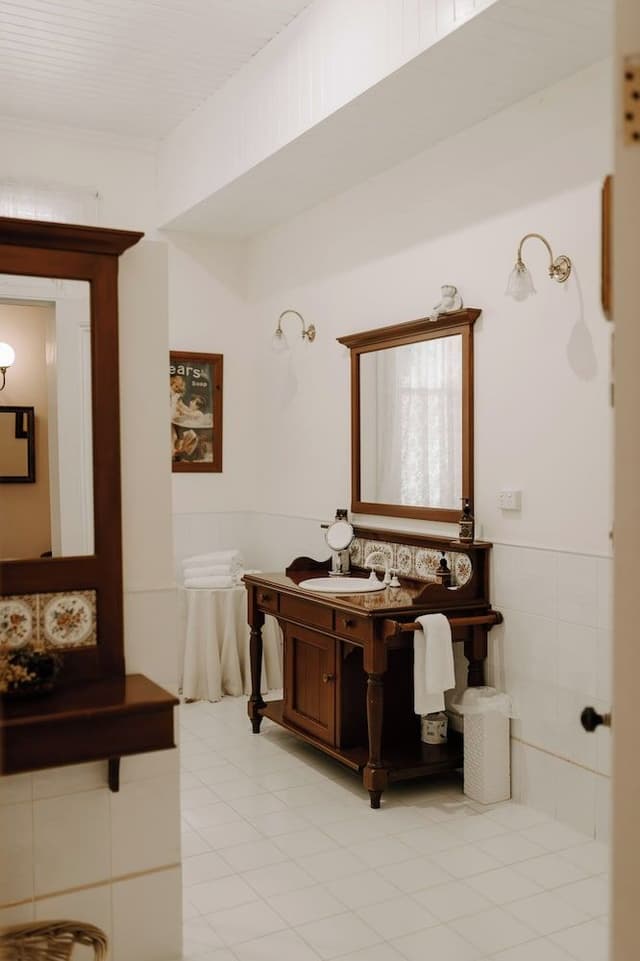 The Victorian Rooms (separate private bathroom)