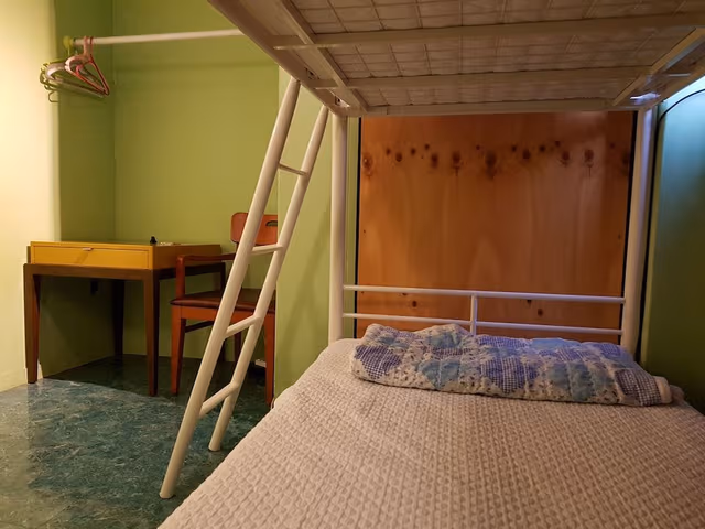 Bunk Twin, Shared Bathroom (Foreigners only)