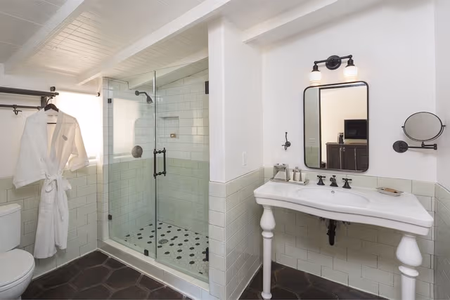 Deluxe Room (Estate Guestroom)