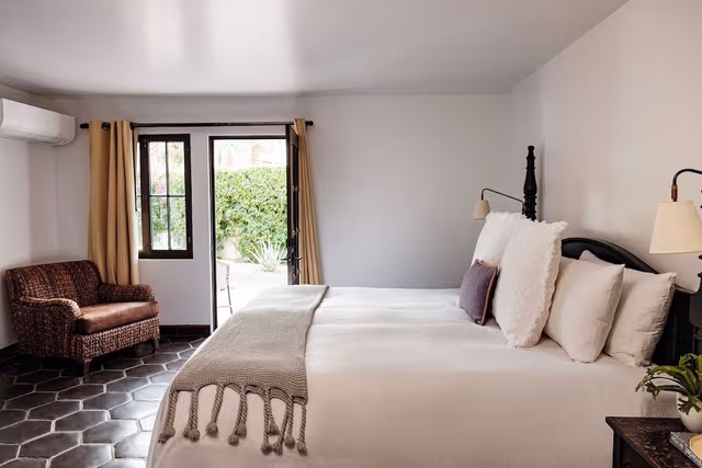 Deluxe Room (Estate Guestroom)