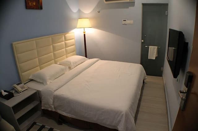 Standard Room, 1 Queen Bed
