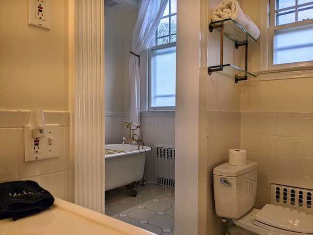 Premium Suite, 1 King Bed, Bathtub, Pool View